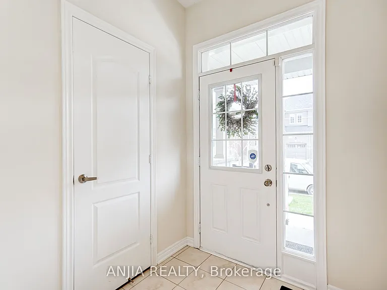 25 Collier Cres — Photo 2