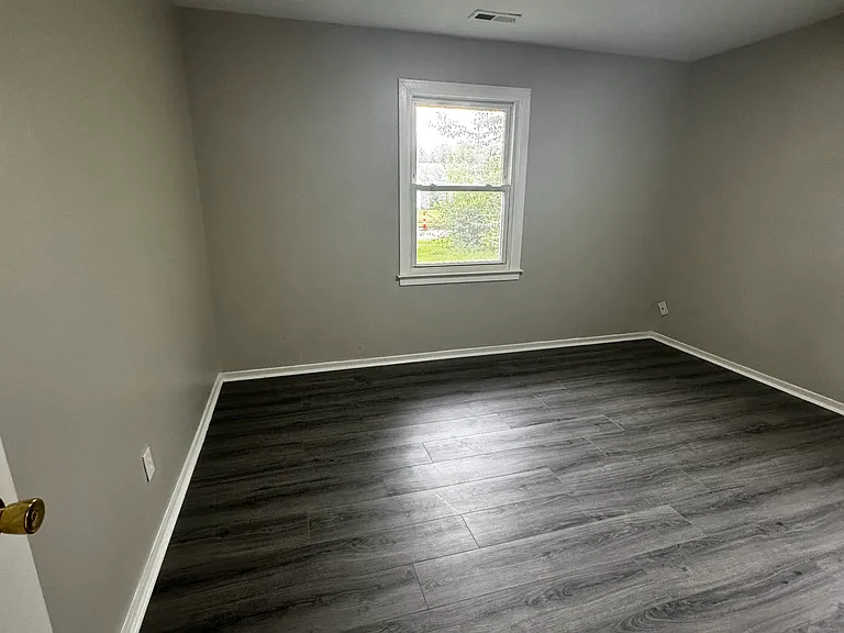 Louise Ave — Photo 4