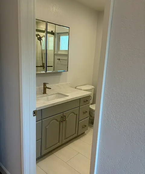 Upper level primary ensuite bathroom
