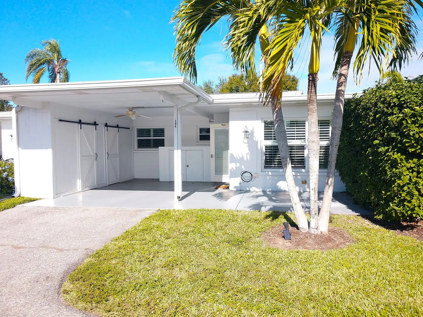 Annual unfurnished 55+ Community! Beach Manor Villas on Venice Island! — Photo 3