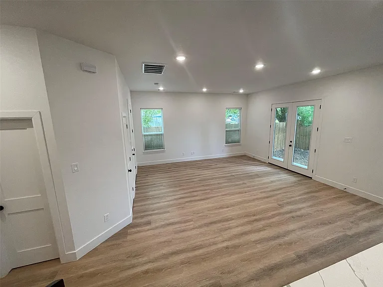 5312 Denmark St — Photo 5