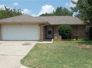 2708 Meadow Ridge Dr, Fort Worth, TX 76133