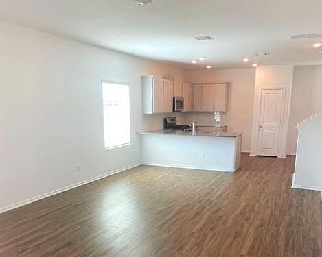 3rd image of 304 Escondido Cir