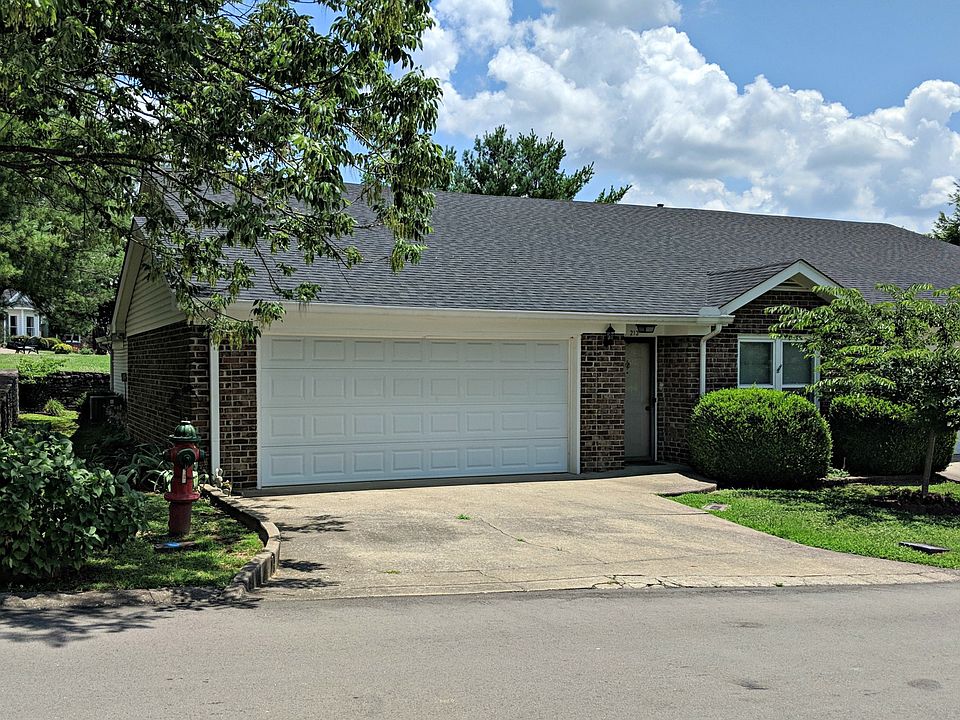 Front of condo, corner lot