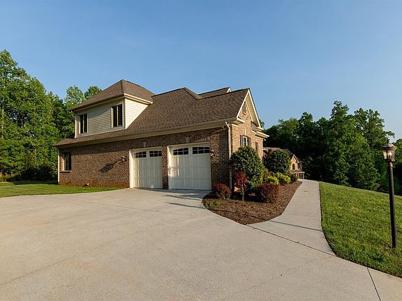 4th image of 211 Waterton Dr