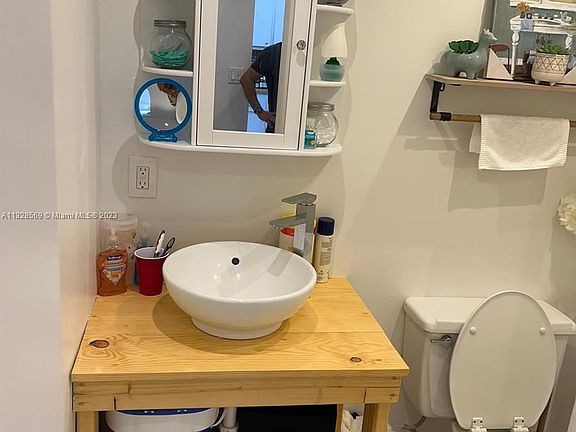 4th image of 16751 NE 9th Ave APT 104