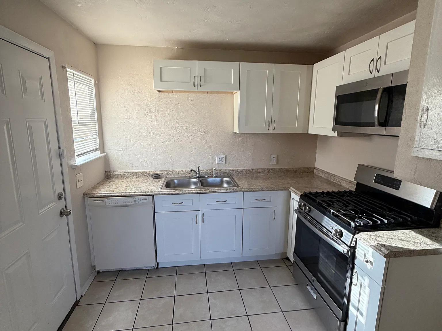 2 bed, 1690 sqft, $1,095 — Photo 3