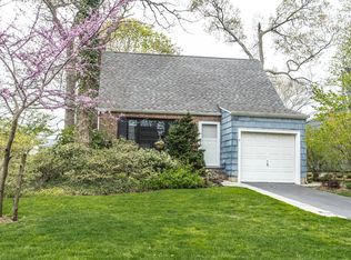 8 Oak Ridge Ln, Albertson, NY 11507