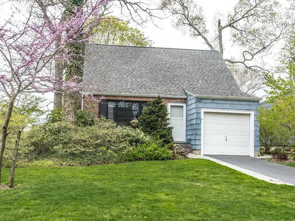 8 Oak Ridge Ln, Albertson, NY 11507