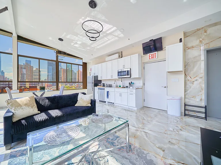 402 W 50th St #PENTHOUSE — Photo 3