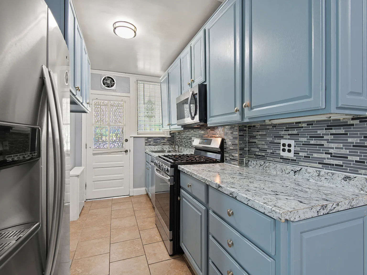 3 bed, 2.5 bath, 2200 sqft, $2,075 — Photo 1