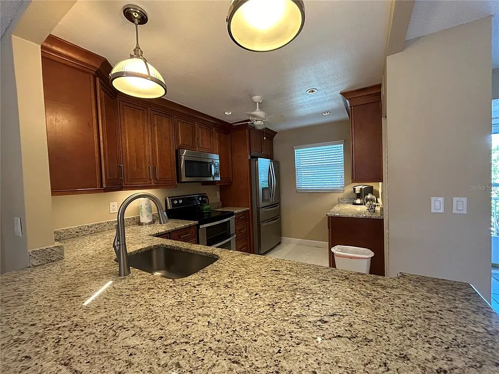 2 bed, 2.0 bath, 1008 sqft, $1,700 — Photo 3