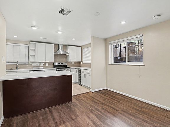 4th image of 900 S Harrison St