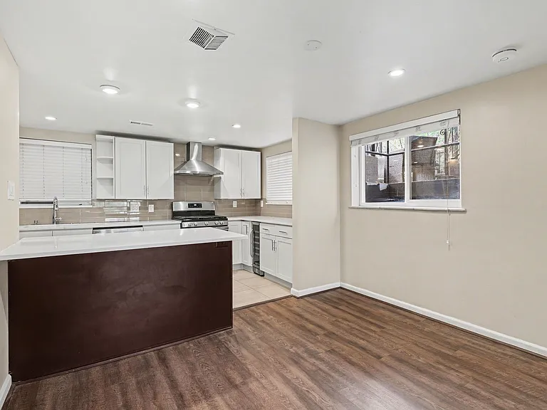 900 S Harrison St — Photo 4