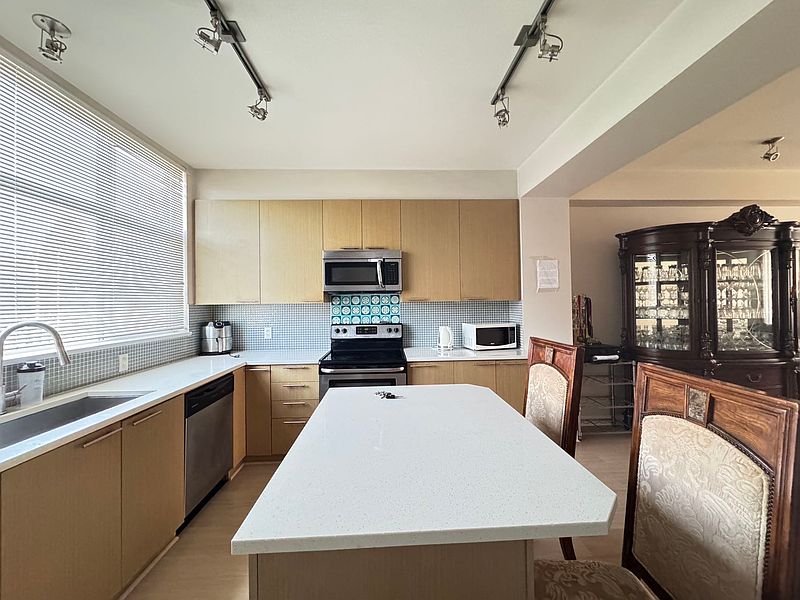Surrey Townhouse for rent - 3 Bedrooms — photo 2