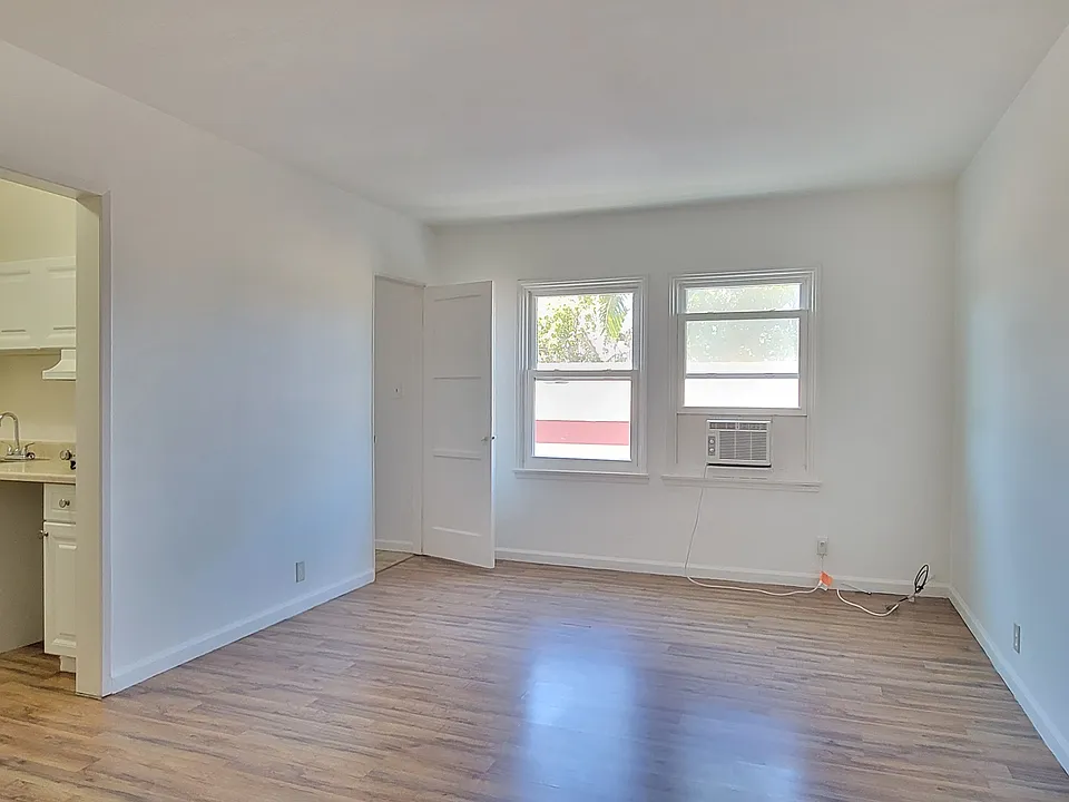 4925 Beverly Blvd #16