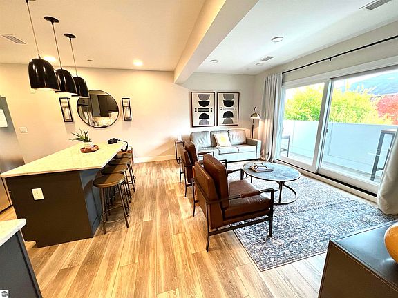 5th image of 708 Randolph St #203