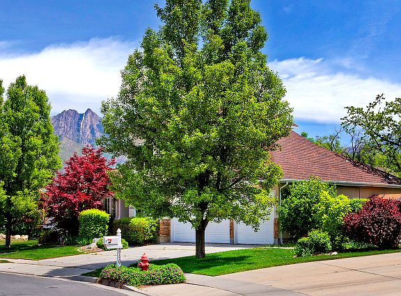 3rd image of 944 E Tahnia Cir S