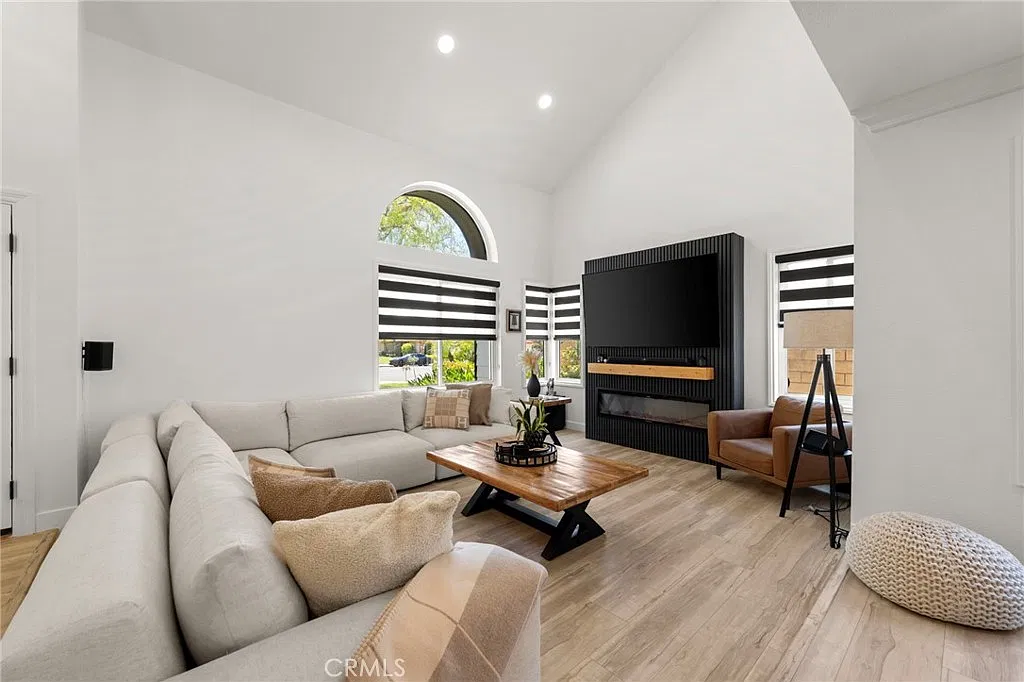 4 bed, 3.5 bath, 2500 sqft, $6,400 — Photo 3