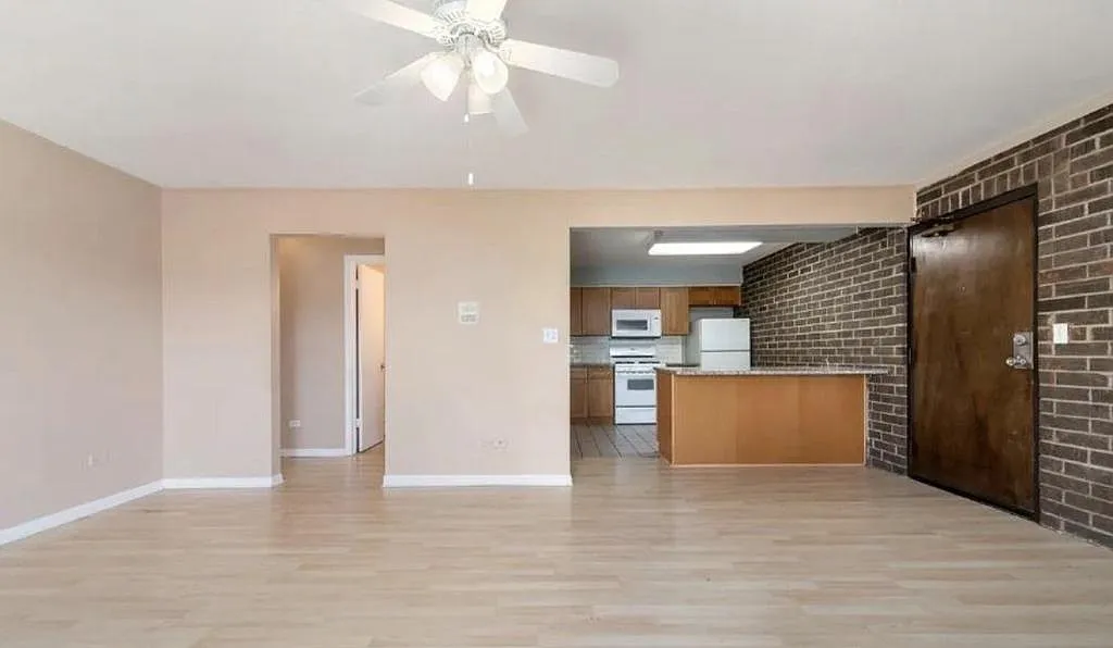 238 E Bailey Rd — Photo 3