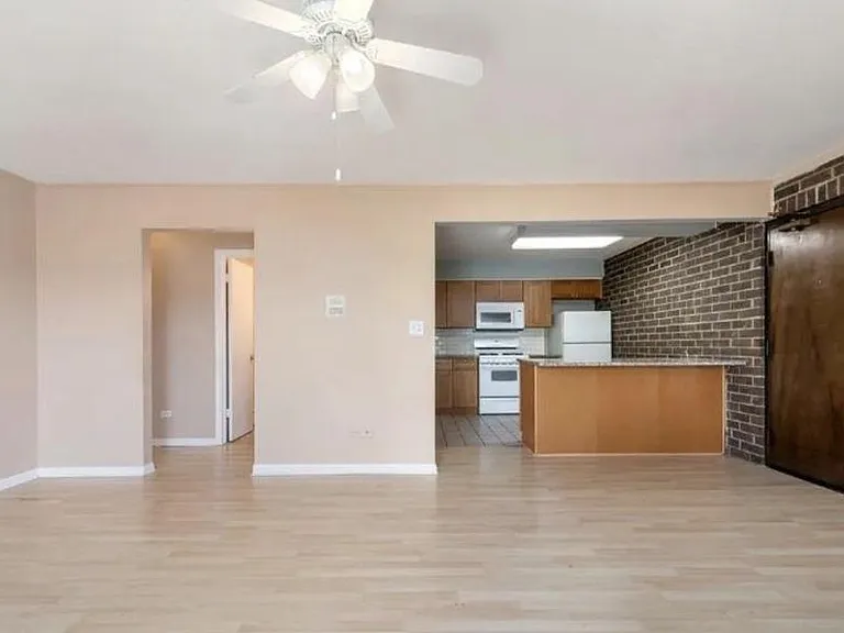 238 E Bailey Rd — Photo 3