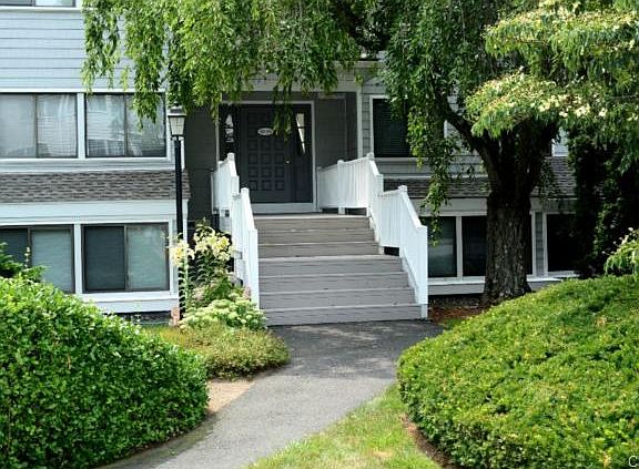 2nd image of 53 Rowayton Woods Dr