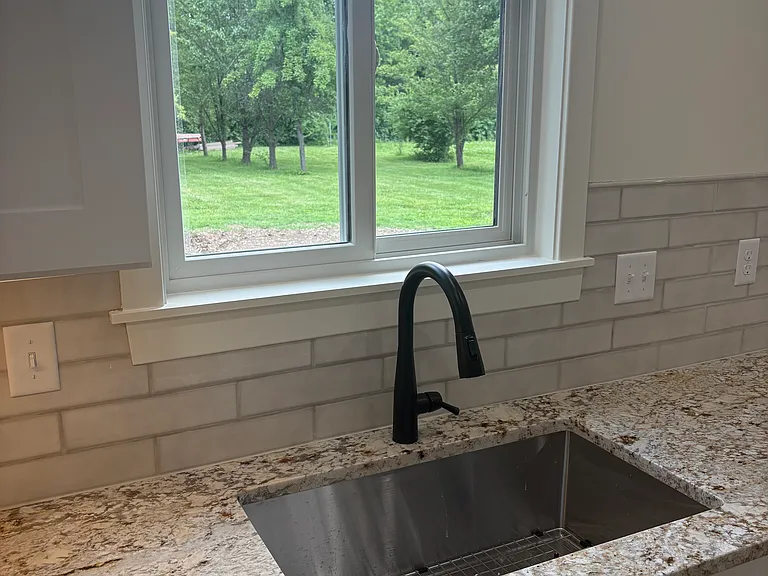 527 W Elm St — Photo 12