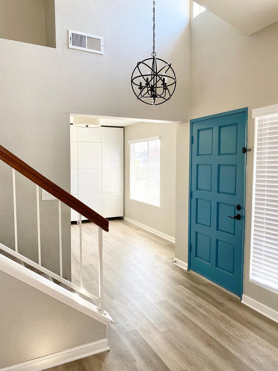 Entry - 1335 Darwin Dr