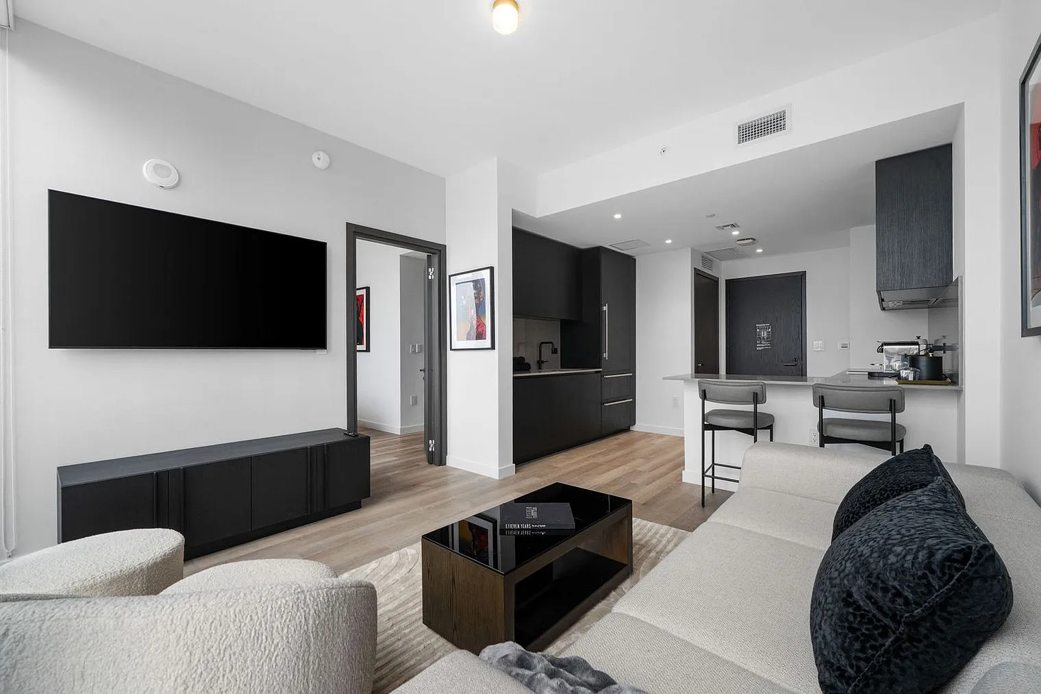 1 bed, 1.0 bath, 7997 sqft, $7,128 — Photo 3
