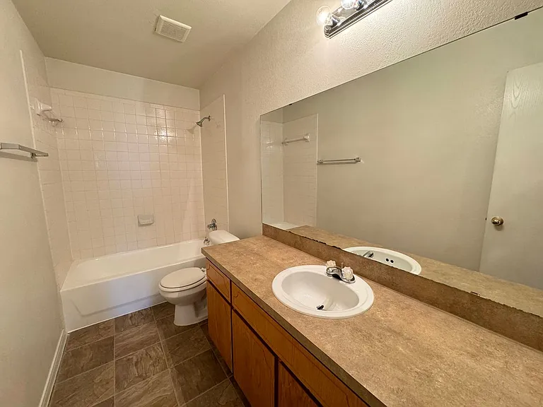 408 W St John St — Photo 13