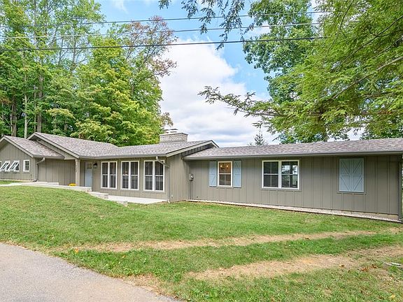 3rd image of 122 Redbud Ln