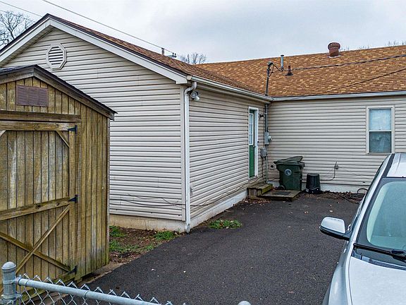 5th image of 587 Elder St