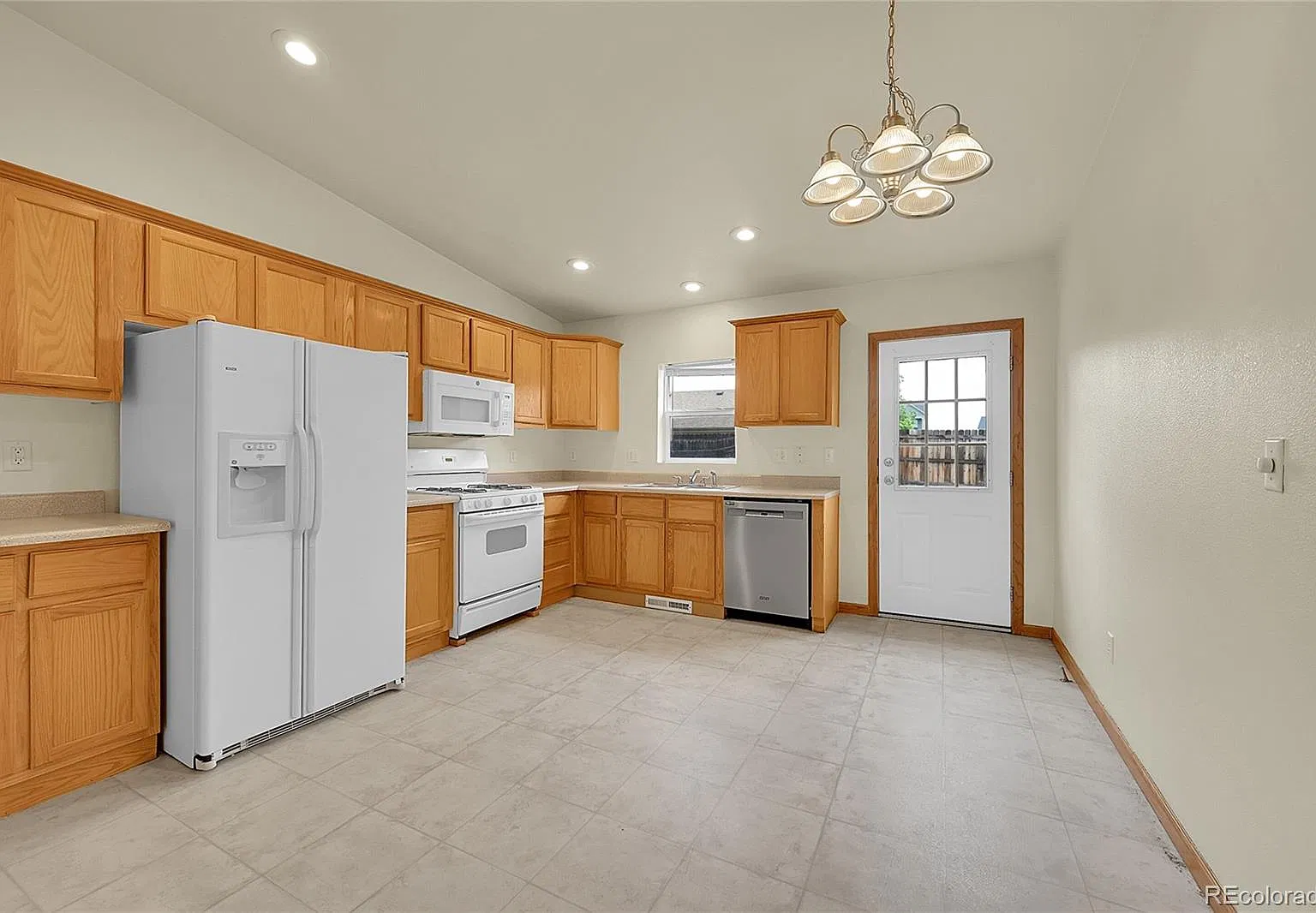 3 bed, 2.0 bath, 1325 sqft, $2,225 — Photo 2