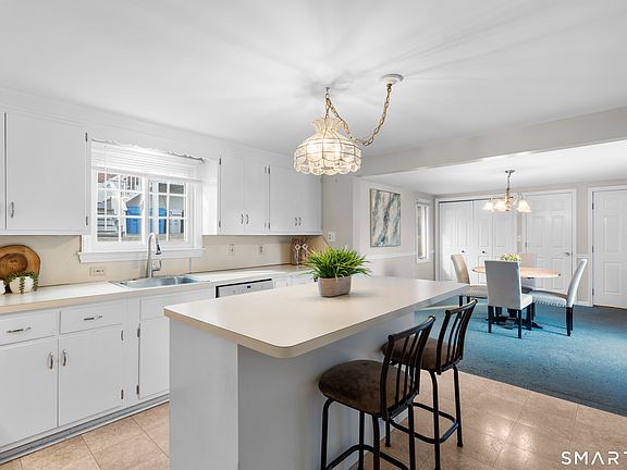 4th image of 543 East Road