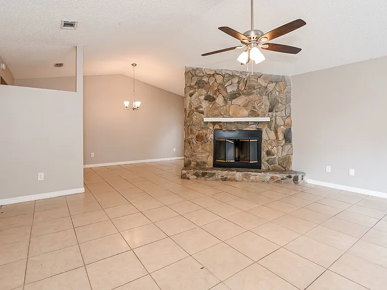 1834 Manitoba Ct N — Photo 4