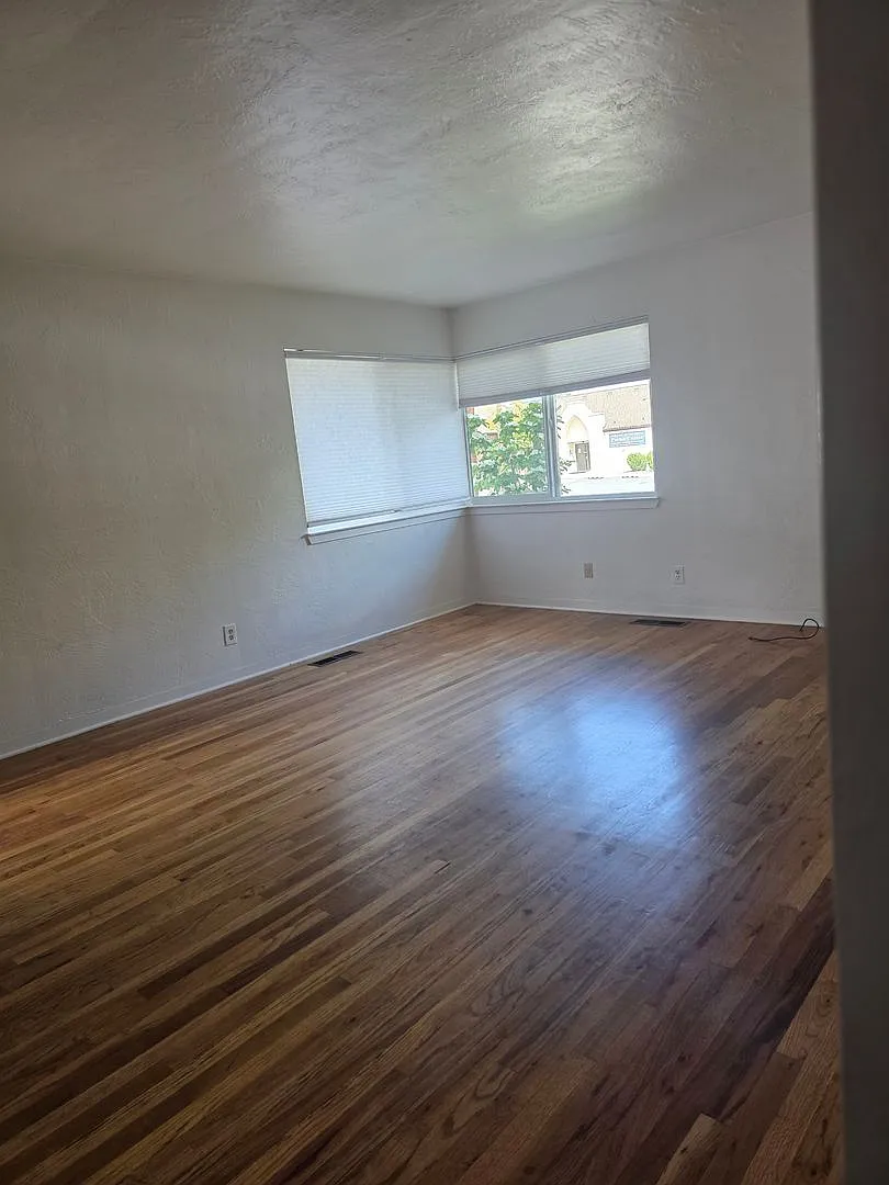 Newly Updated 2 bedroom unit — Photo 3