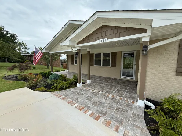 1911 Smoky View Cir, Maryville, TN 37801
