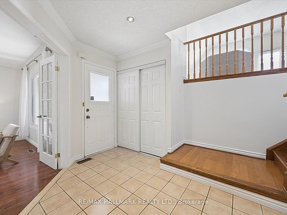 5th image of 32 Valley Centre Dr