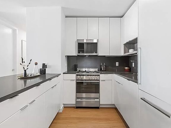 3rd image of 70 W 37th St #616