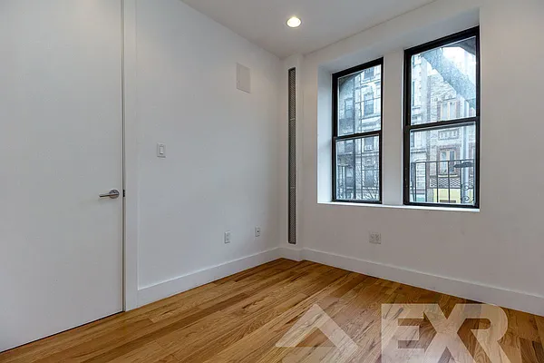 Rented by EXR | media 10