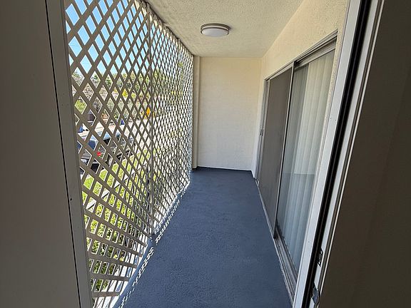 3rd image of 10500 Moorpark St #103