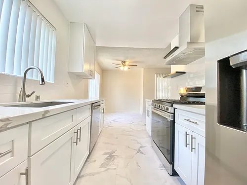 7010 Lanewood Ave #205 Photo 1