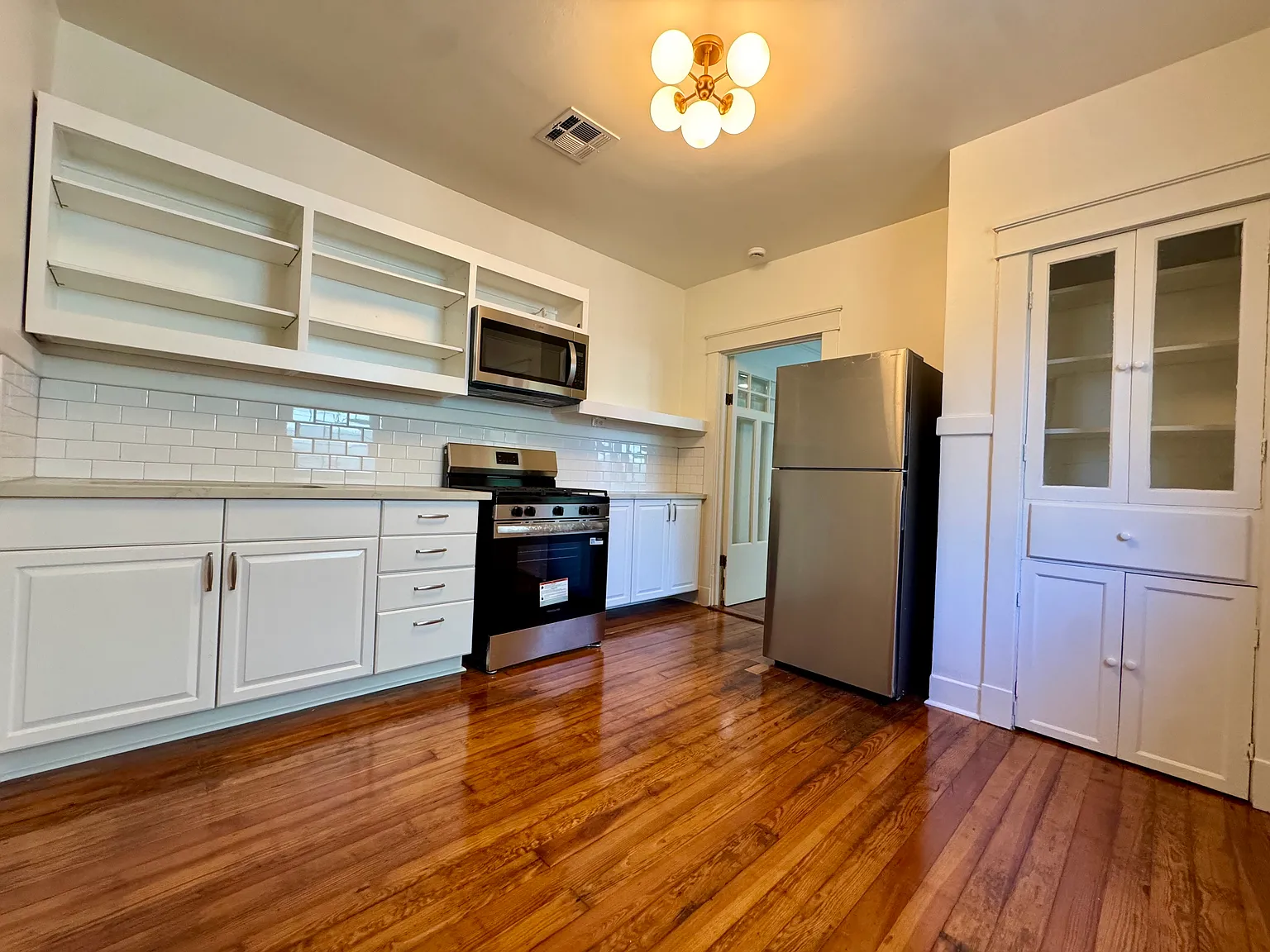 2 bed, 1050 sqft, $1,895 — Photo 2