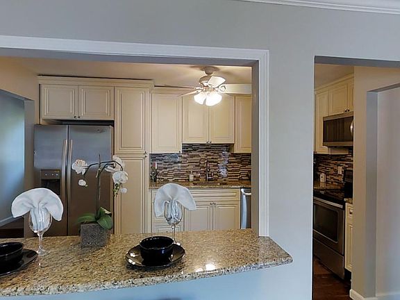 5th image of 41 Deepdale Dr