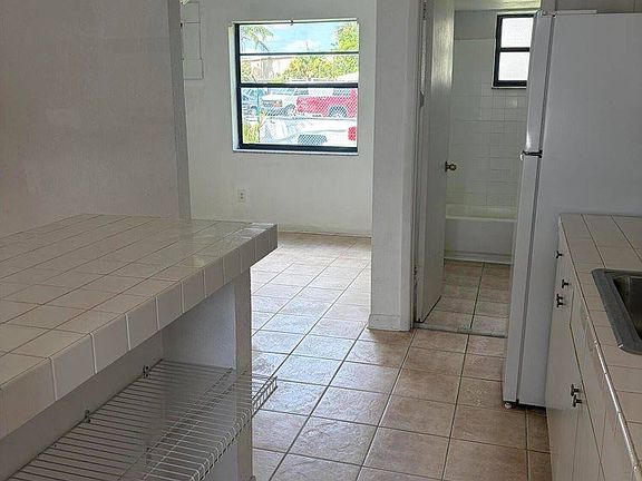 4th image of 1021 SE Monterey Rd #1-17
