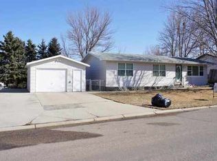 912 25 1/2 Ave NW, Minot, ND 58703