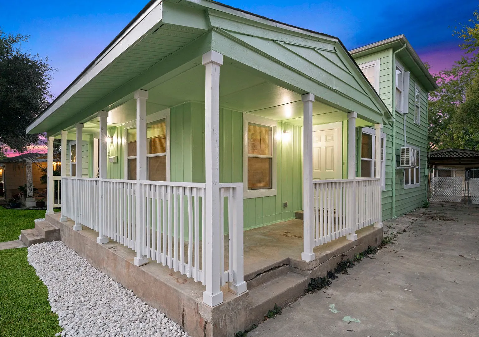 Chic Highland Park Estates Home: Updated 3BR/2BA with Private Yard — Photo 3