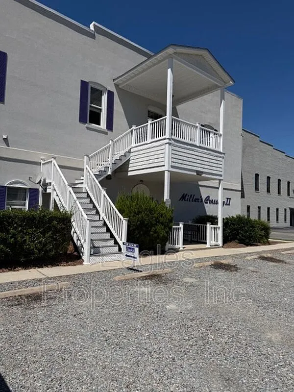 2 bed, 1.0 bath, $1,200 — Photo 2