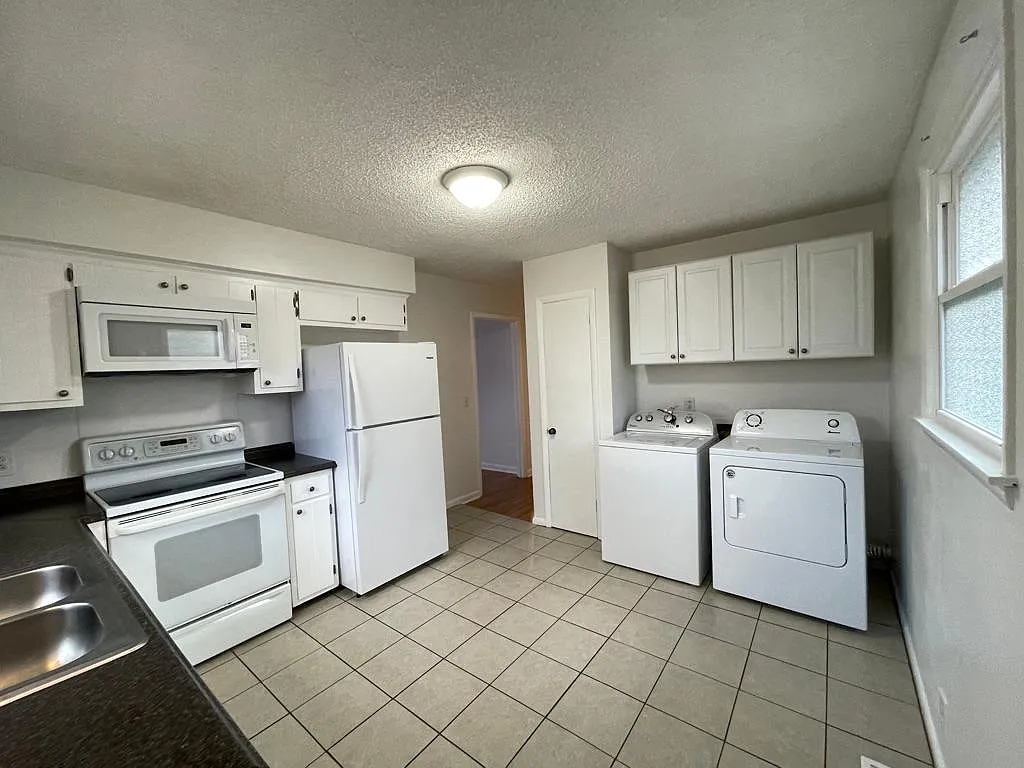3112 Lealand Ln — Photo 4