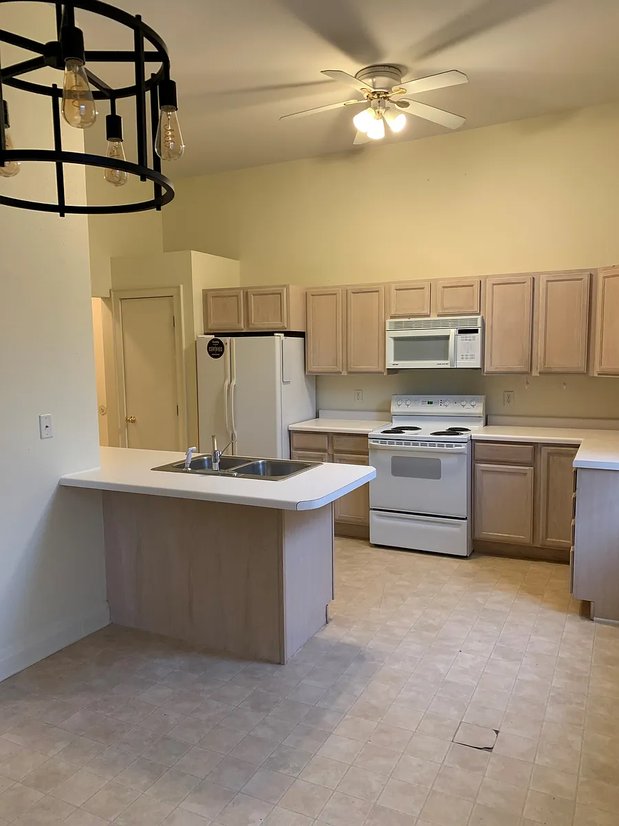 Building Photo - 307 1/2 N Cedar Ave #4